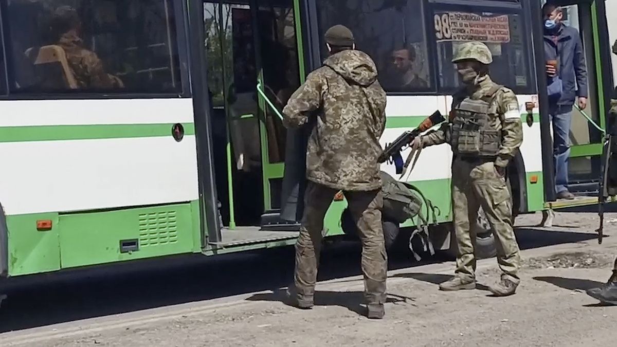 Složte zbraně, nařídilo ukrajinské velení obráncům Azovstalu